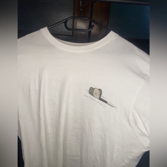 KAWS x Uniqlo mint condition “drowning” T-shirt - Picture 4 of 4